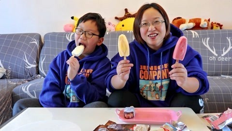 梁小轩和轩妈试吃各种美食 超级好吃的冰激凌安排上