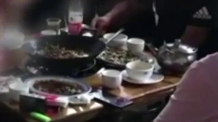 每日新闻报 四人占道吃火锅 城管眼神执法劝离