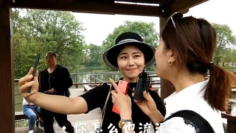 唱罢吹灯 漂亮妹妹五一节好嗨，现场翻唱老情歌，闺蜜听醉了