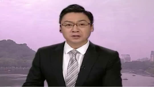 1818黄金眼 开车打个喷嚏 直接冲进水塘