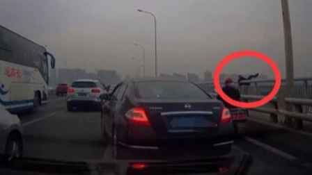 男子送老婆上班后直接弃车跳桥身亡