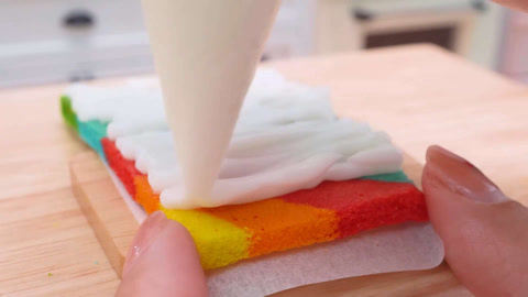 巧克力彩色夹心蛋糕