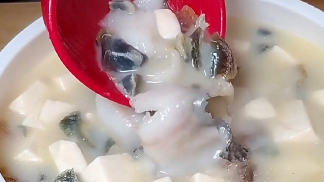 人气美食 鱼片皮蛋汤 奶白汤汁5分钟搞定
