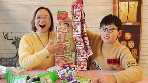 梁小轩和轩妈试吃各种美食 自制超大小熊软糖