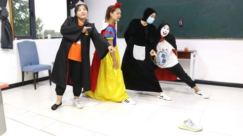 黑衣人和最矮的小晴比腿长，小晴使出必杀技轻松获胜，太机智了