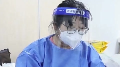 小区封闭社工电话成居民“热线” 疫情中父亲带娃看直播练瑜伽