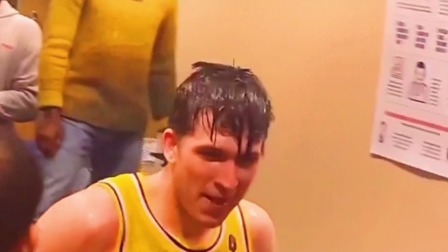 NBA热辣资讯 里弗斯绝杀独行侠后在更衣室被泼水庆祝！这氛围太棒了！