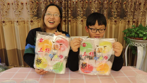 梁小轩和轩妈试吃各种美食 用扎牙糖做龙须酥