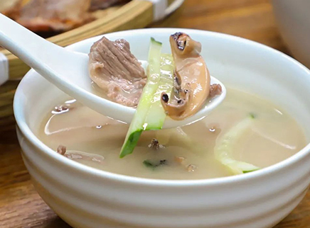 美食台 烧出不一样的墨鱼肉片汤