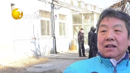 第一时间 成都街头一大妈为拍照，垃圾堆里翻出银杏叶抛洒