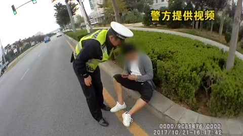 城市直通车 醉酒不支倒路边民警发现送回家