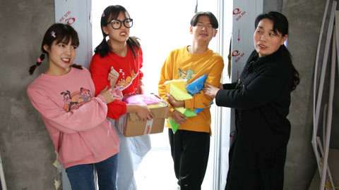 美女家务事 被困电梯2：师生听到小晴和冬冬的呼救声，能安全的救出他们吗？