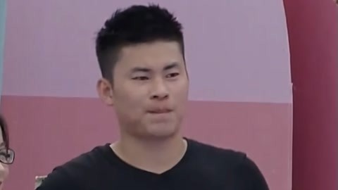 冲冲侠抽盲盒式出场 女子上演极强平衡力成功登顶