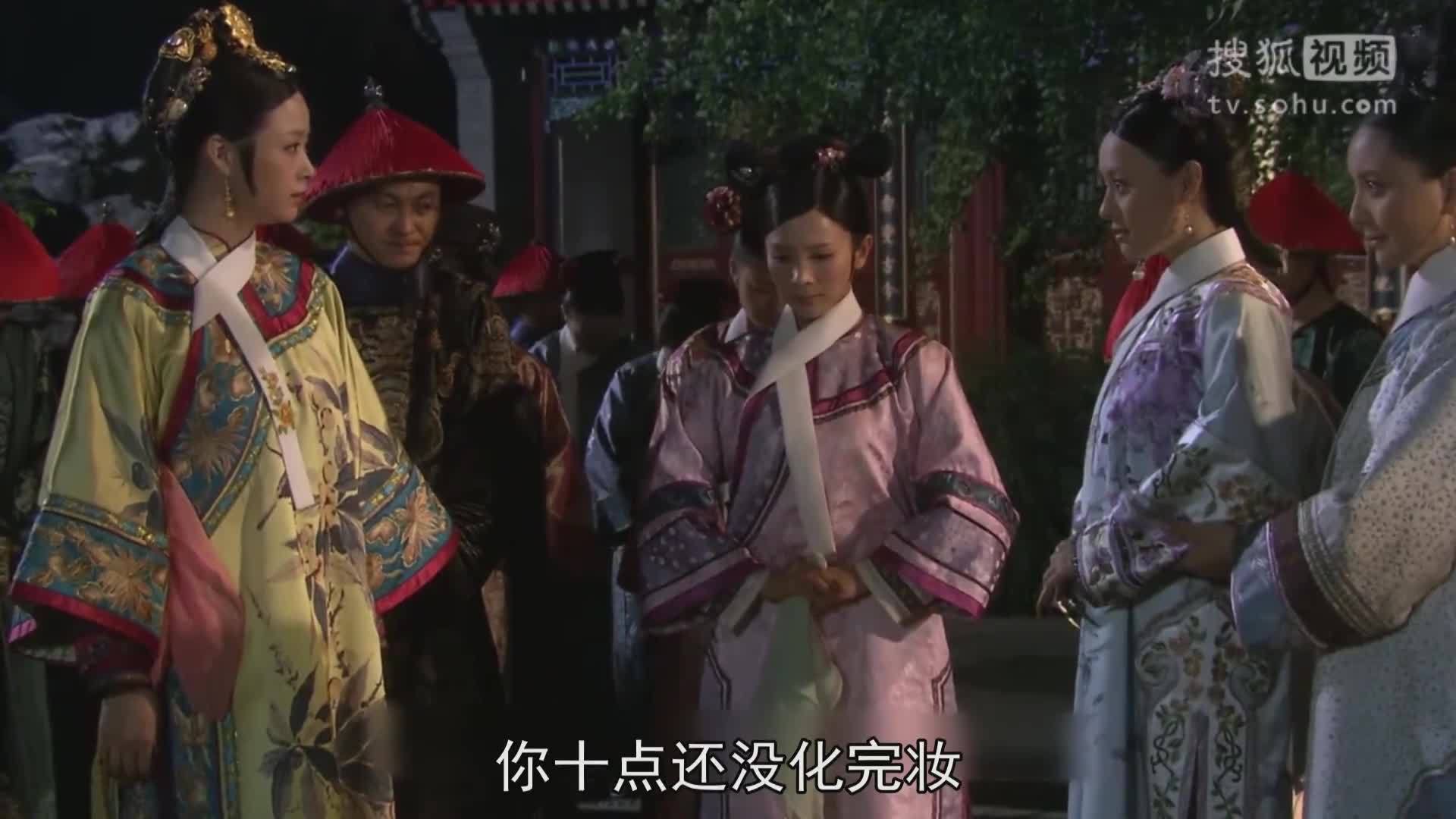 囧闻一箩筐 玩过头！奇葩损友竟当众剪开美女泳衣【囧闻一箩筐】