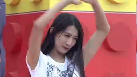 长腿美女现场热舞