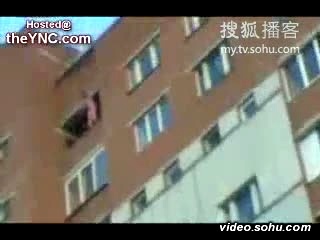 社会记实 俄美丽女孩众目下跳楼身亡