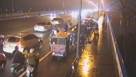 女子骑电动车遭撞被压车底 众人合力3分钟救出