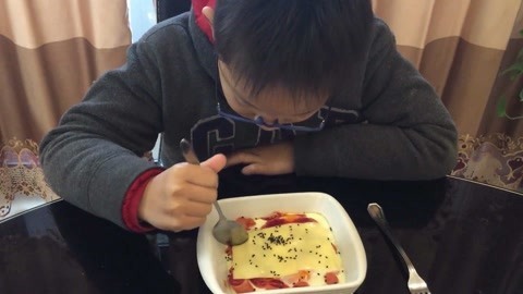 梁小轩和轩妈试吃各种美食 小轩自己做早餐，学一学