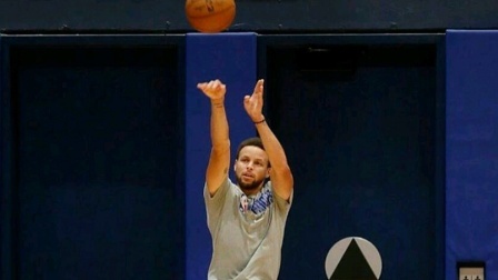 NBA热辣资讯 库里训练大秀逆天超远三分！球迷：这样的库里怎样才能防住？