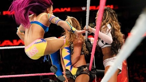 wwe美国职业摔角 女子组队赛贝莉搭档萨莎 战胜艾玛&福克斯