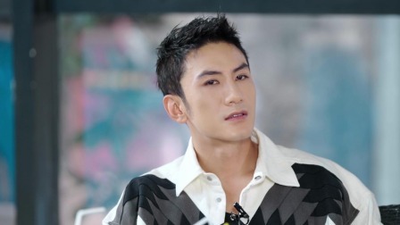 高卿尘三种泳姿自由切换 领先飞行嘉宾队