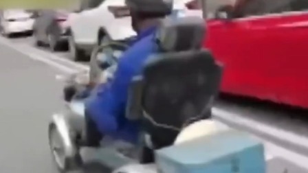 @所有人 七旬大爷改装“卡丁车”上路，自称交警“逮不着”