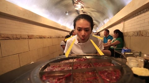 觅食迹 在重庆 在防空洞里吃火锅