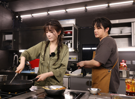 中餐厅 第八季 独家直拍：虞书欣做蛋饼获好评