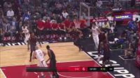 加里纳利持球冲击篮下，他轻松过掉阿米奴的防守迎着努尔基奇的补防飞身扣篮得分