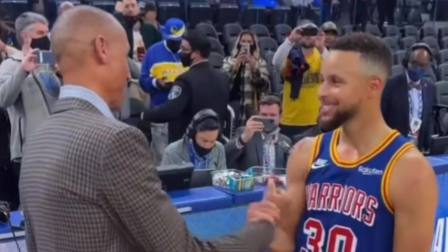 NBA热辣资讯 库里率队击败快船后和雷吉米勒拥抱致意！这样的小学生怎能不爱？