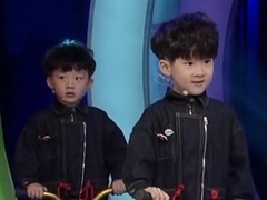 二宝来了 宝宝挑战极限单车 高超车技全场惊呼