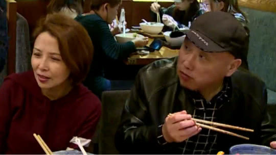 人气美食 阿姨很忙 退休阿姨被儿子“返娉”卖锅贴