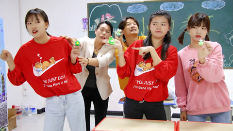 美女家务事 老师让学生比赛捏粘土