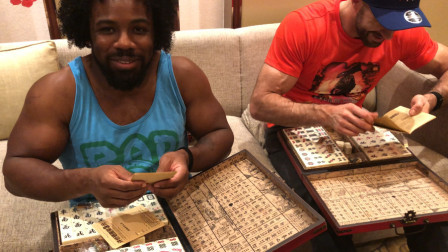 WWE在中国 伍兹和凯萨罗收到中国最强伴手礼：麻将，上海现场秀期待检验实力