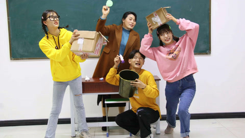 美女家务事 学生玩“头顶箱子接粘土玩具”，学渣直接拿垃圾桶接，真逗