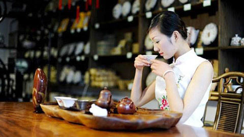 一刻talks 这个中国人打造了一款茶器，喝口茶都散发着美感