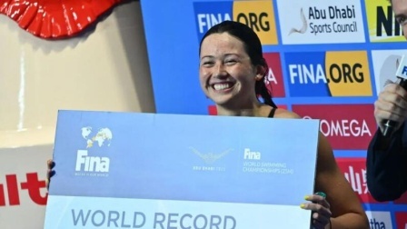 体育24小时速递 FINA短池游泳世锦赛首日：何诗蓓打破女子200米自由泳世界记录