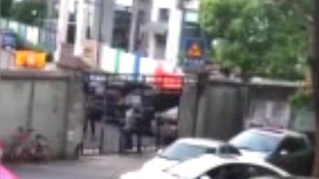 大爷只为一口早茶 每天”晃门“ 居民苦不堪言