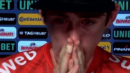 环意大利自行车赛21赛段，卡拉帕兹赢得历史性的一天