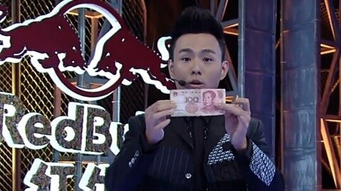 今晚80后脱口秀 邓男子上演浪漫魔术表演