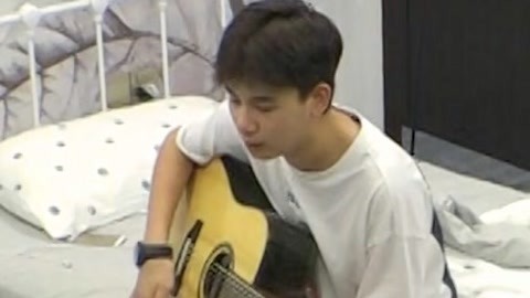 胡先煦自弹自唱《董小姐》 周洁琼意外受伤引揪心