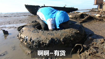 思乡渔夫 渔夫又到轮胎处寻宝，不料手被1斤大螃蟹…