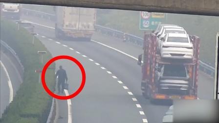 @所有人 老人误入高速公路，交警送其平安回家