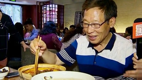 人气美食 超大分量牛蛙面 牛腩面 煲仔配面喷喷香！