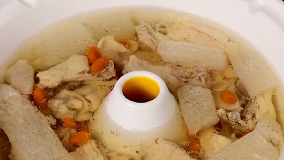 人气美食 云南传统名菜汽锅鸡 鸡汤泡饭撒蛋花