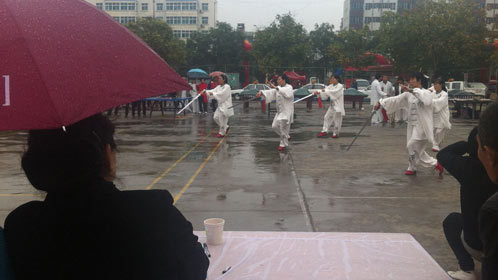 语众不同 70岁老人冒雨赛评委撑伞打分