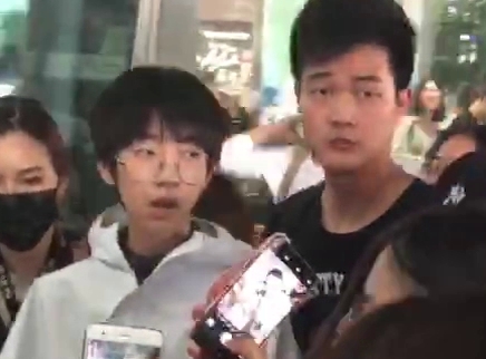 全民路透社 TFBoys贺峻霖金丝圆眼镜超呆萌