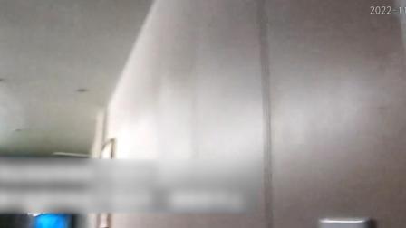 @所有人 女士宾馆内正要给骗子转钱，民警门外高喊劝止