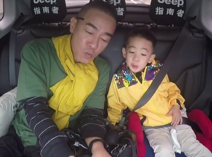 爸爸带娃记 陈小春成功变形温柔奶爸