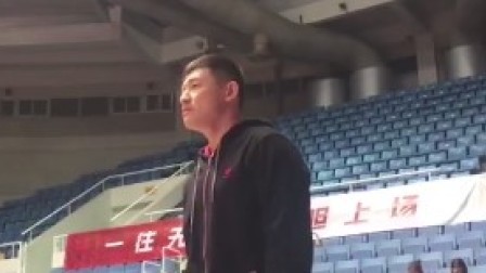 清华大学教练，前CBA球员陈磊场边指导